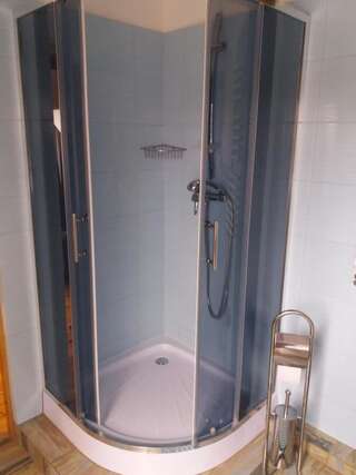 Отели типа «постель и завтрак» Gajowe Zacisze Mirsk Четырехместный номер с ванной комнатой-4