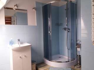 Отели типа «постель и завтрак» Gajowe Zacisze Mirsk Четырехместный номер с ванной комнатой-1
